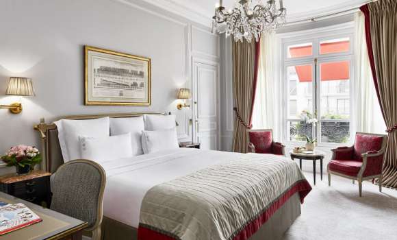 Deluxe Room – Avenue Montaigne View