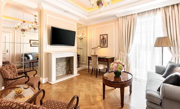 Grand Acropolis Suite