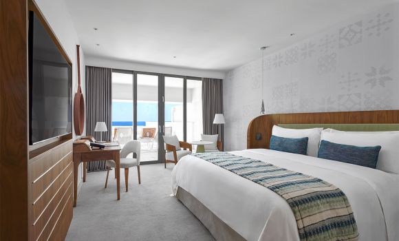 Family Suite Sea View king bed + single bed + 2 single sofas