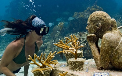 Tourism and maritime travel off the coast of Yukatana