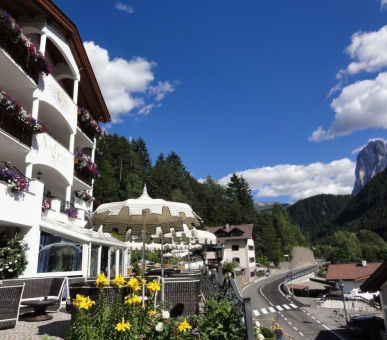 Фото Alpin Garden Wellness Resort (Италия, Валь Гардена) 14